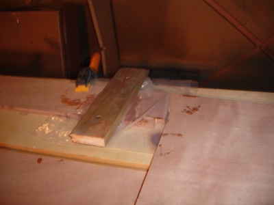  The puzzle joints on the longitudinal bulkheads are glued together. 