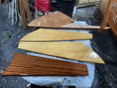  Aft seats and rudder are varnished. 