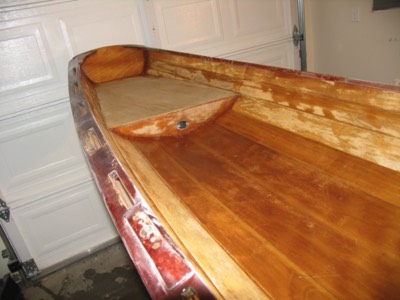  The aft seat had completely lost its varnish. 